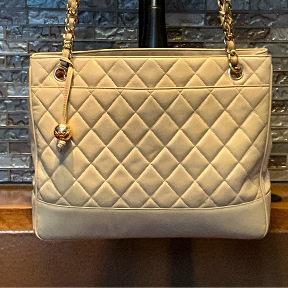 CHANEL Beautiful Quilted Vintage Tote Chain-Leather straps Tan Gold Bag Charm - Picture 4 of 13
